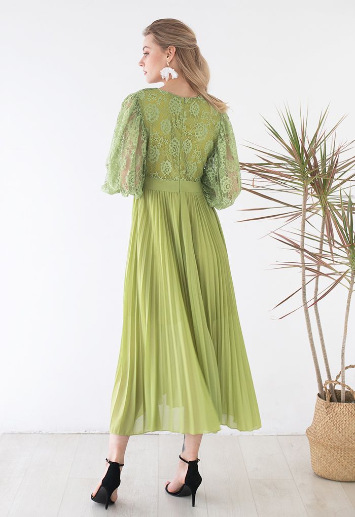 Vestido largo plisado empalmado de encaje con cuello en V en verde musgo