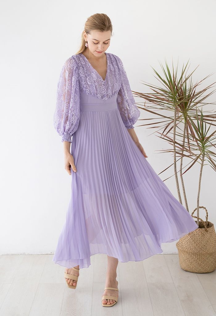 Vestido largo plisado empalmado de encaje con cuello en V en lila