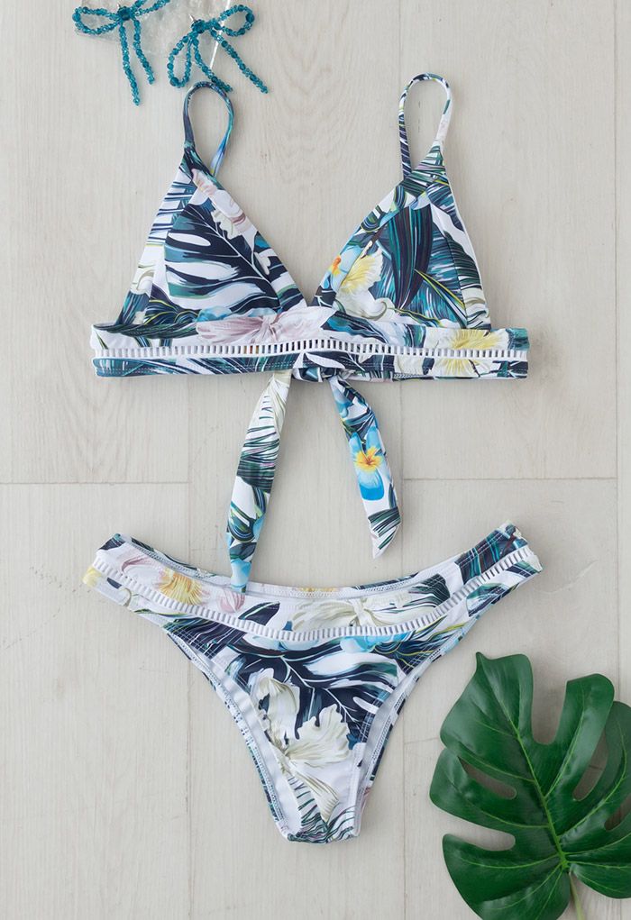 Conjunto de bikini con lazo en la espalda y hojas tropicales