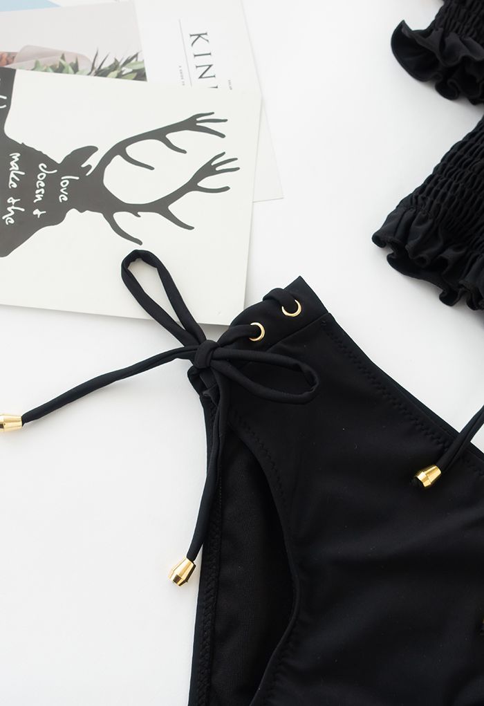 Conjunto de bikini con hombros descubiertos y volantes con cordones en negro