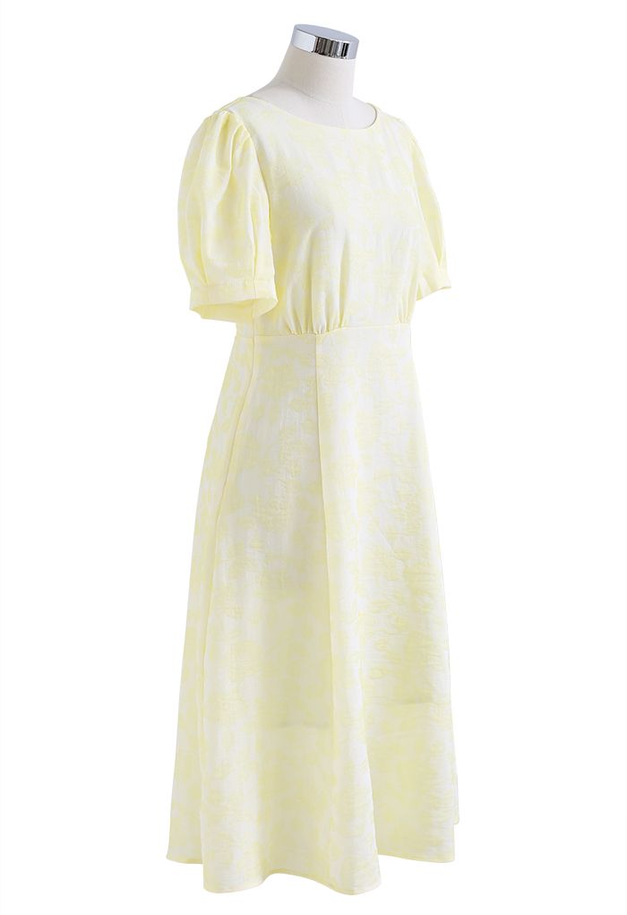 Vestido fruncido de jacquard floral con espalda recortada en amarillo