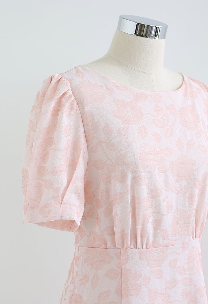 Vestido fruncido de jacquard floral con espalda recortada en rosa