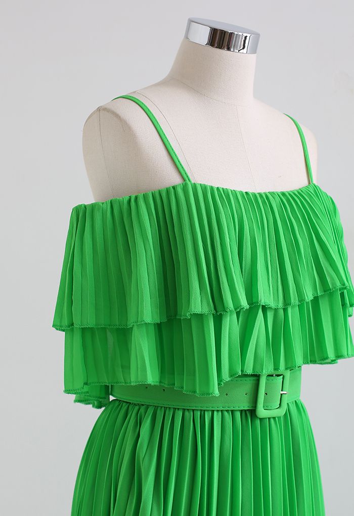 Vestido plisado con cinturón y hombros descubiertos en verde