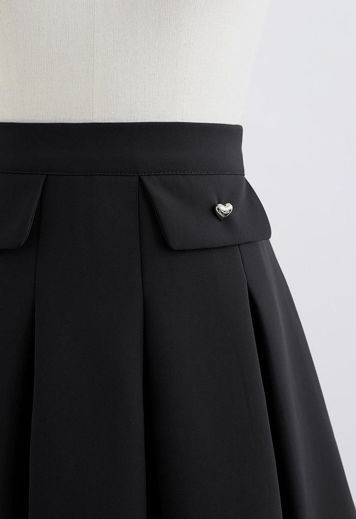 Minifalda plisada con botones de corazón pequeño en negro