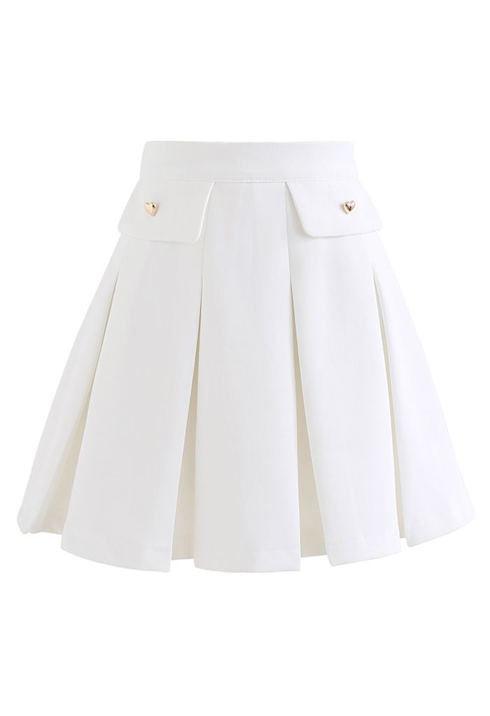 Minifalda plisada con botones de corazón pequeño en blanco
