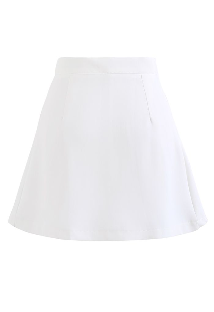 Minifalda plisada con botones de corazón pequeño en blanco