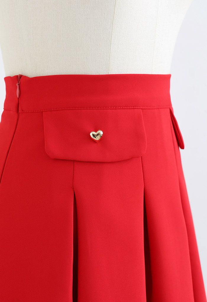 Minifalda plisada con botones de corazón pequeño en rojo