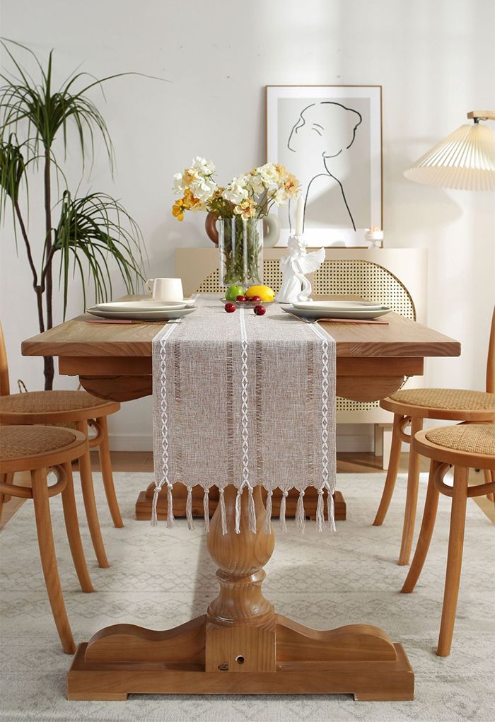 Camino de mesa con borde de borlas de tela de lino calado en caqui