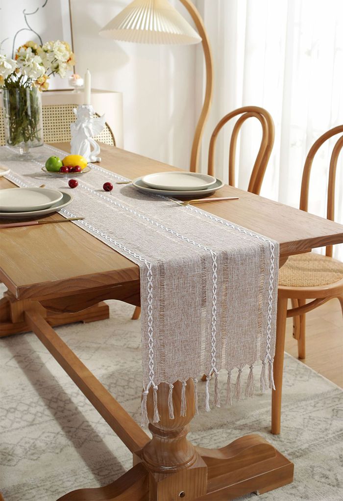 Camino de mesa con borde de borlas de tela de lino calado en caqui