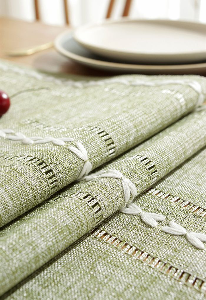 Camino de mesa con borde de borlas de tela de lino calado en verde