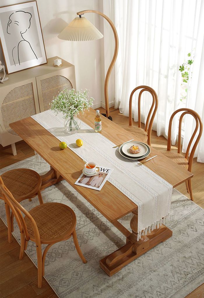 Camino de mesa con borde de borlas de tela de lino calado en color crema