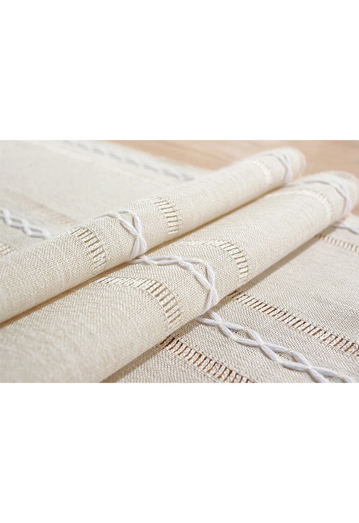 Camino de mesa con borde de borlas de tela de lino calado en color crema
