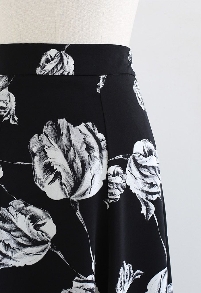Falda midi acampanada con detalle de costura floral en negro