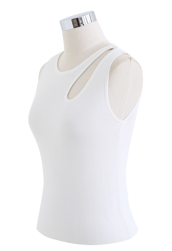 Camiseta sin mangas de punto ajustada con hombros recortados en blanco