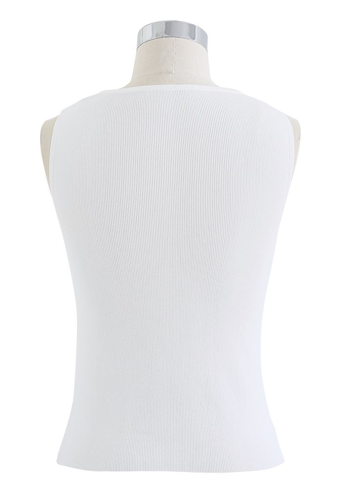 Camiseta sin mangas de punto ajustada con hombros recortados en blanco