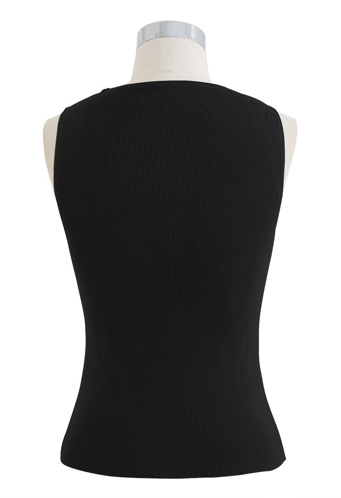 Camiseta sin mangas de punto ajustada con hombros recortados en negro
