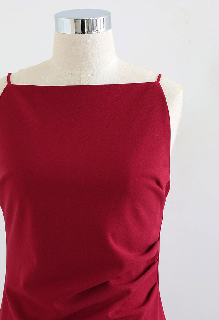 Vestido midi sin mangas con pliegues laterales en rojo
