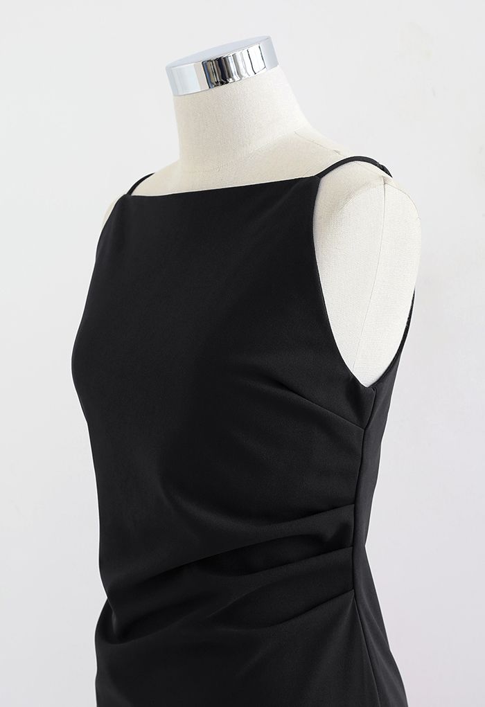 Vestido midi sin mangas con abertura lateral plisada en negro