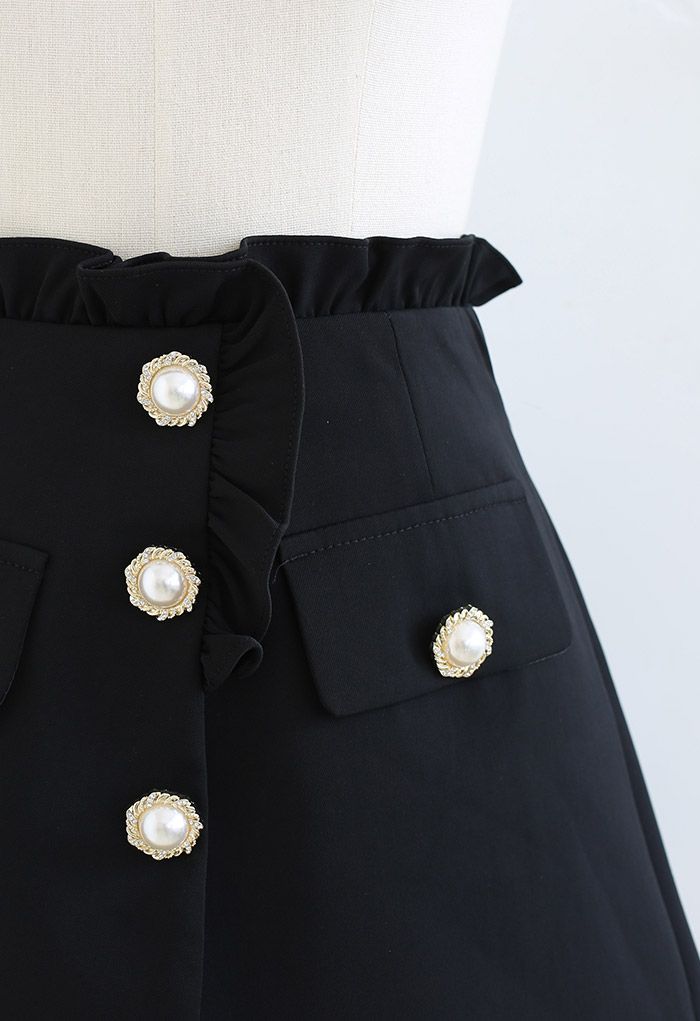 Falda pantalón con solapa y botones de perla con ribete de volantes en negro