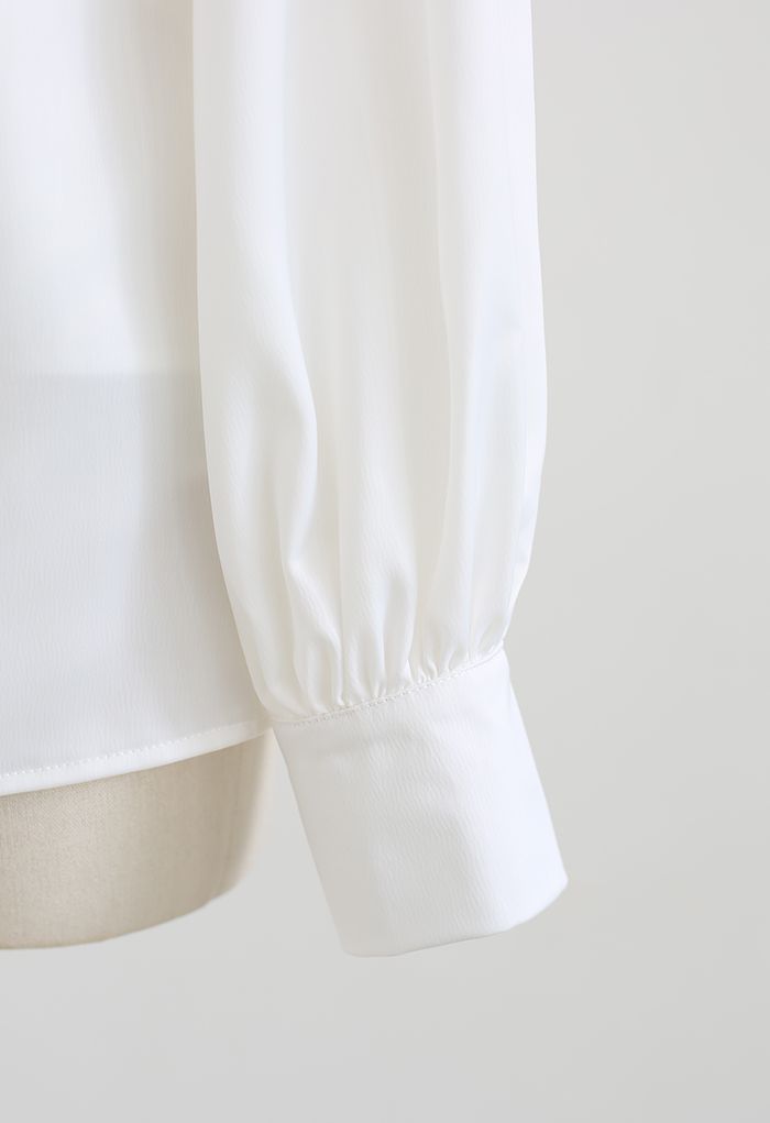 Camisa de manga larga de satén con cuello en V cruzado en blanco