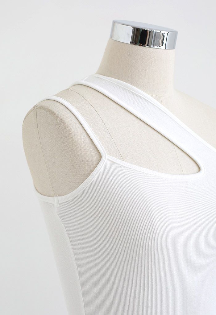 Camiseta sin mangas asimétrica de punto con un solo hombro en blanco