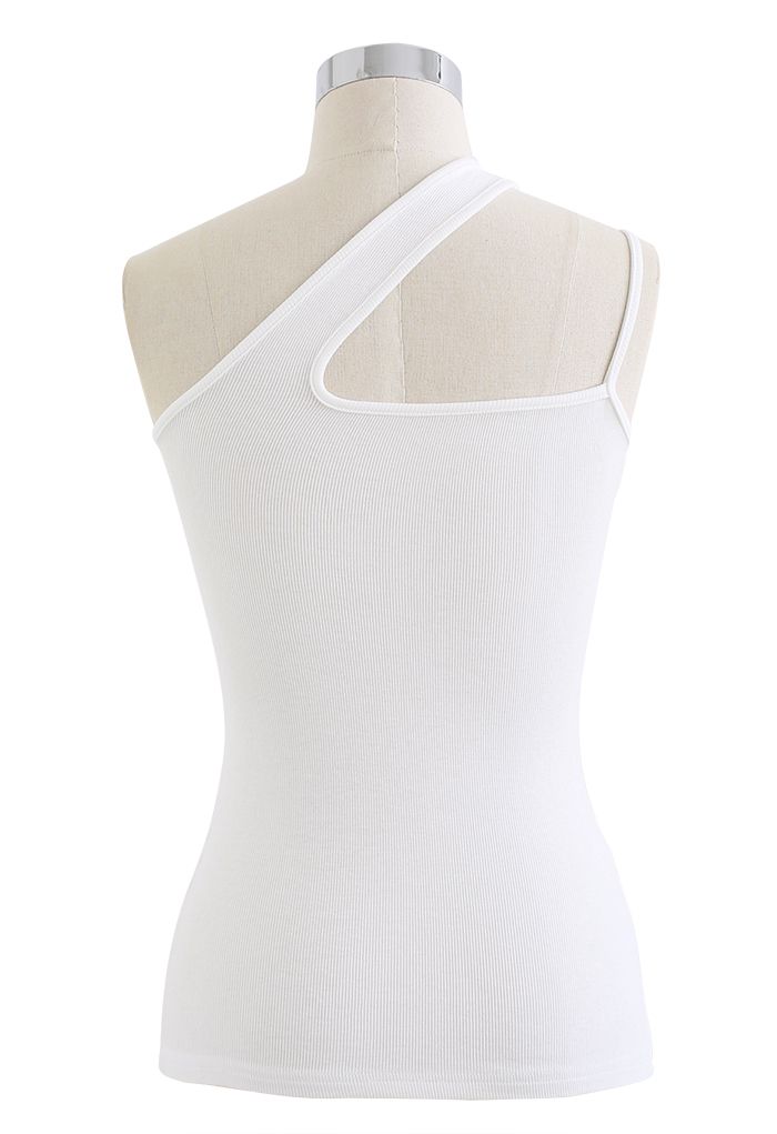 Camiseta sin mangas asimétrica de punto con un solo hombro en blanco