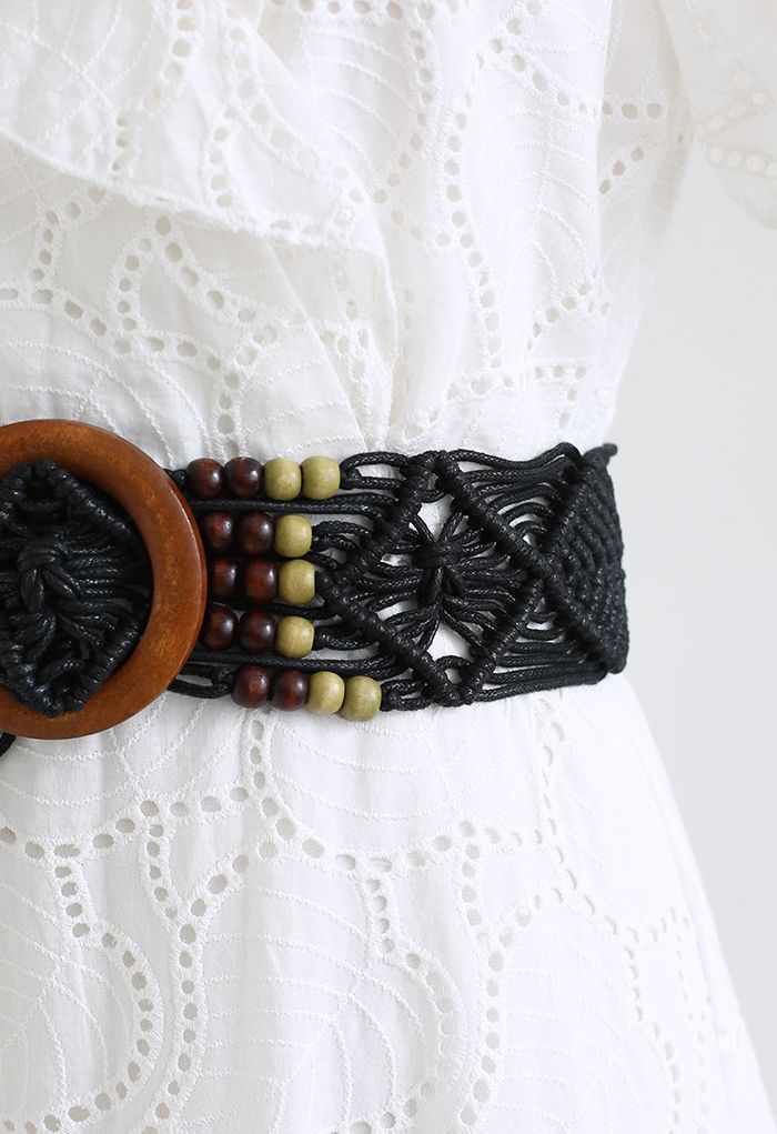 Cinturón tejido con decoración de cuentas y hebilla de madera en negro