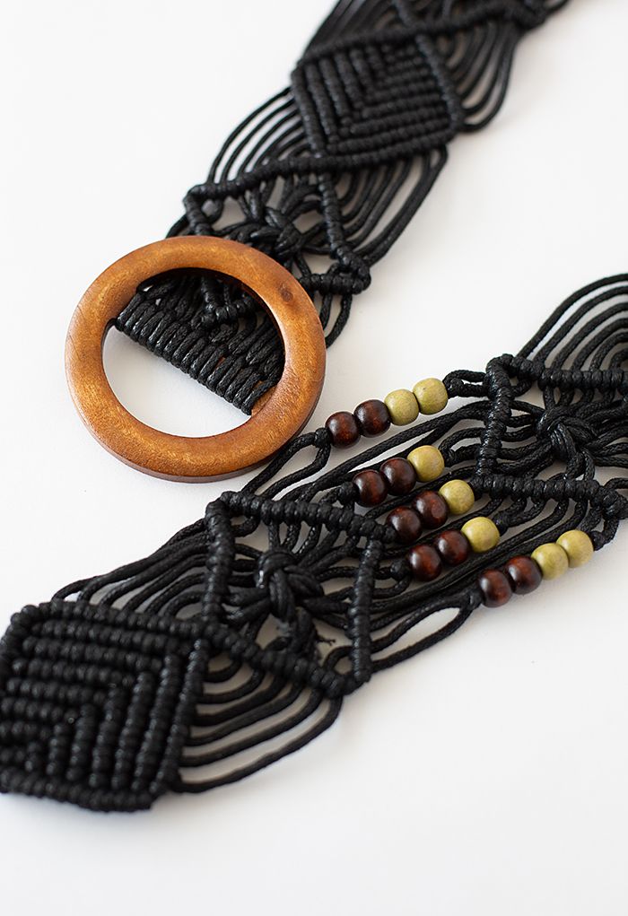 Cinturón tejido con decoración de cuentas y hebilla de madera en negro