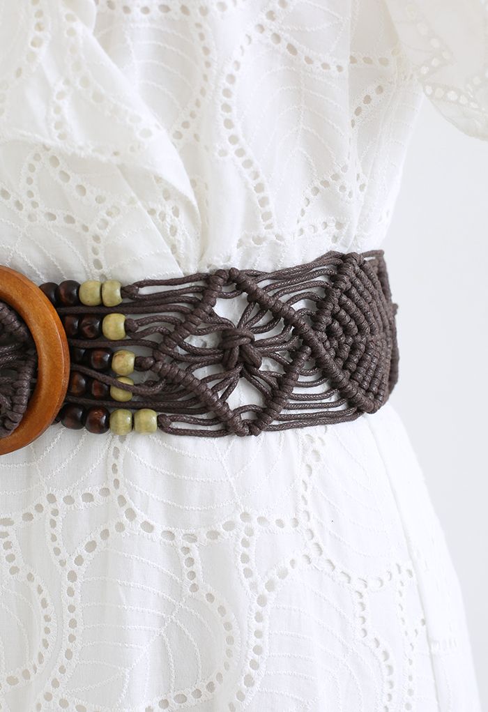 Cinturón tejido con decoración de cuentas y hebilla de madera en marrón