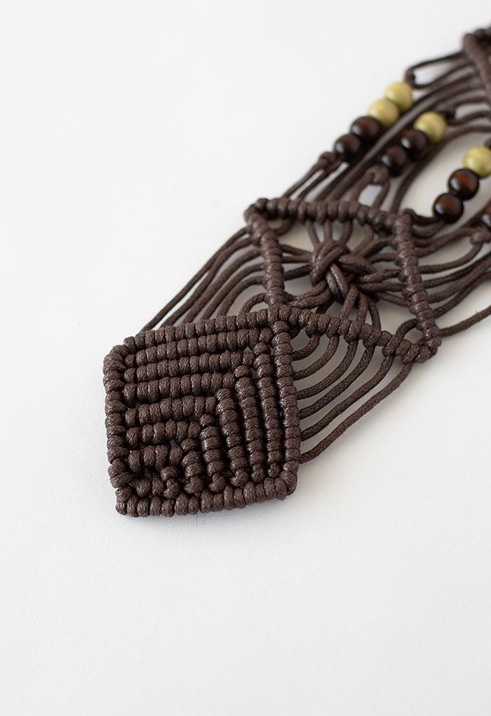 Cinturón tejido con decoración de cuentas y hebilla de madera en marrón