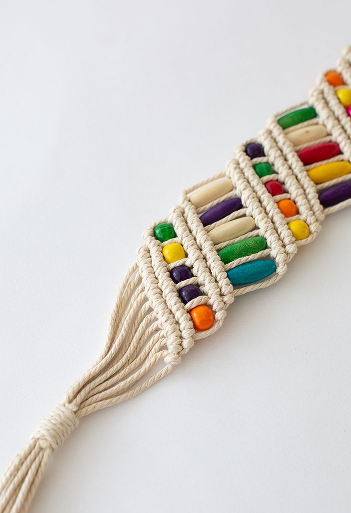 Cinturón tejido con cuentas de madera de colores en marfil