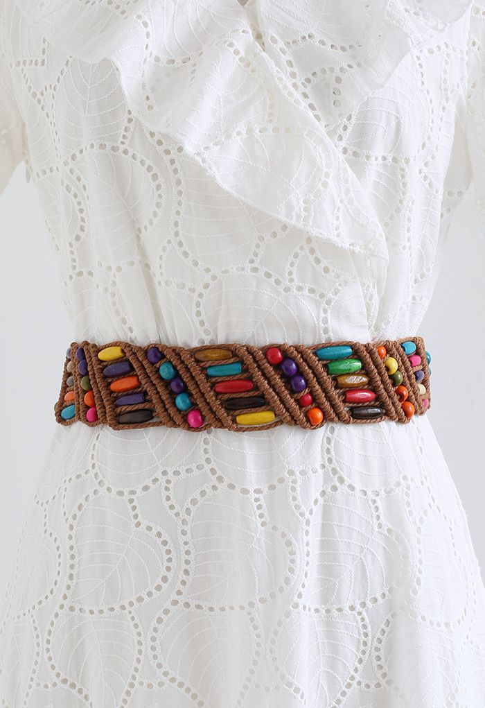 Cinturón tejido con cuentas de madera de colores en marrón