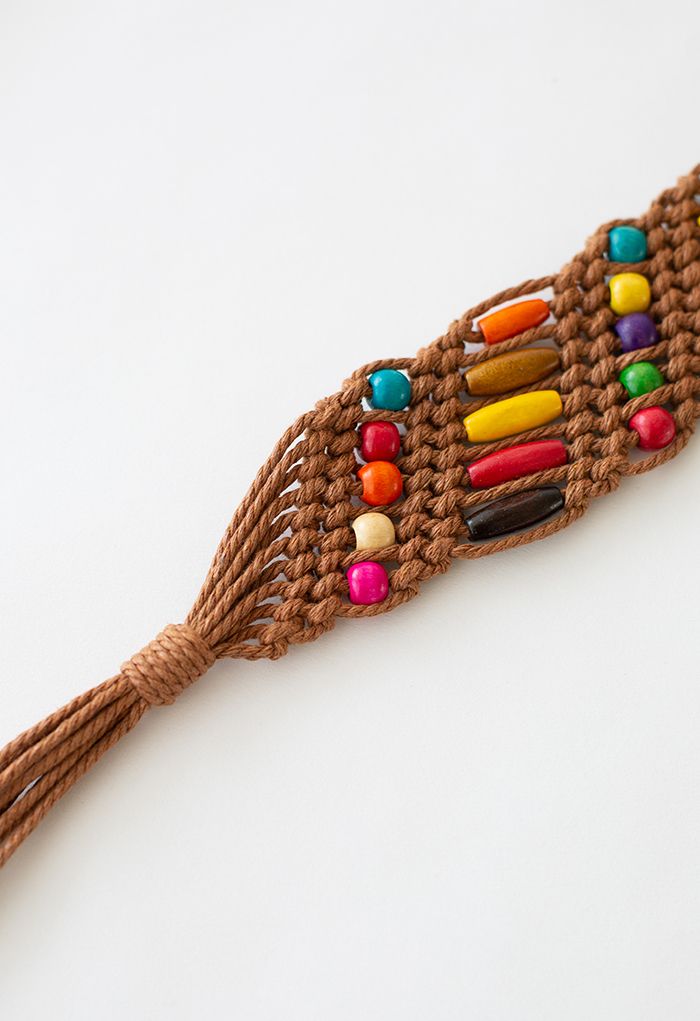 Cinturón tejido con cuentas de madera de colores en marrón