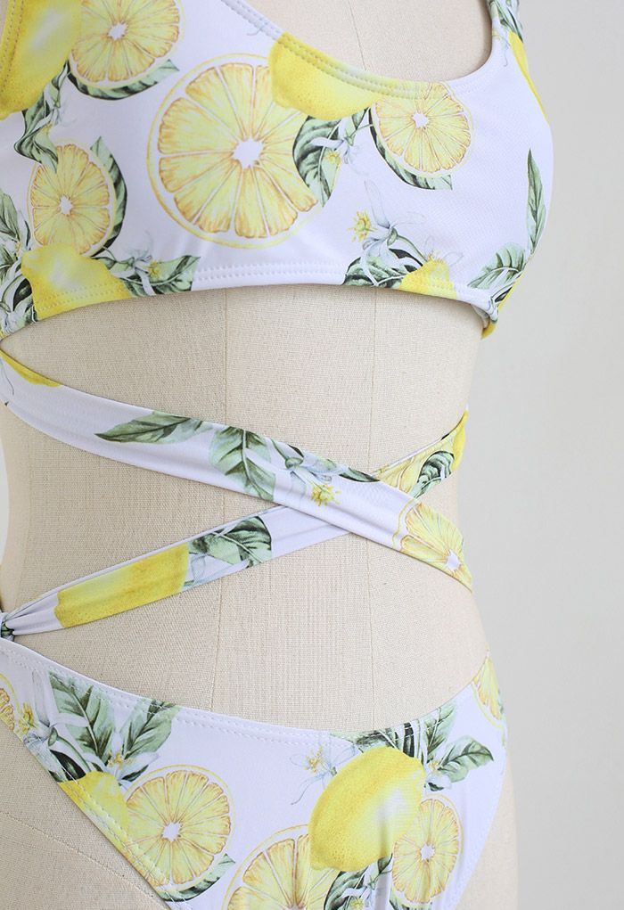Conjunto de bikini cruzado con lazo en la cintura y estampado de limones