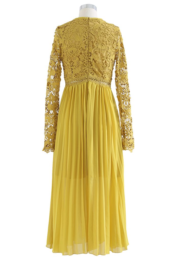Vestido midi plisado empalmado de gasa de croché floral en amarillo