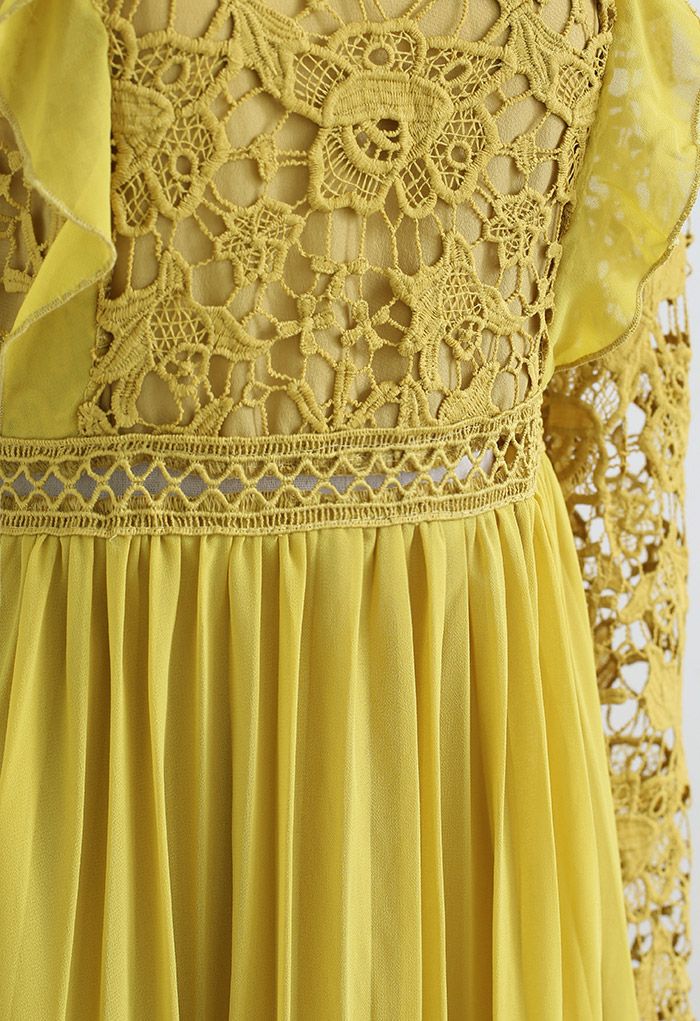 Vestido midi plisado empalmado de gasa de croché floral en amarillo