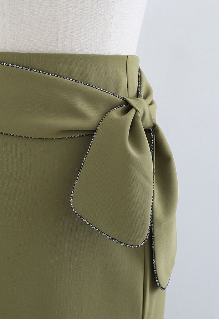 Falda de tubo con abertura en la cintura anudada con borde de cristal en verde militar