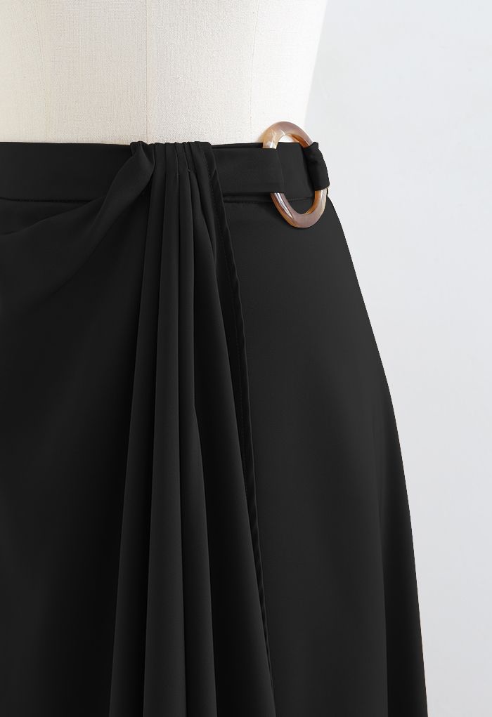 Falda de satén asimétrica con solapa drapeada con junta tórica en negro