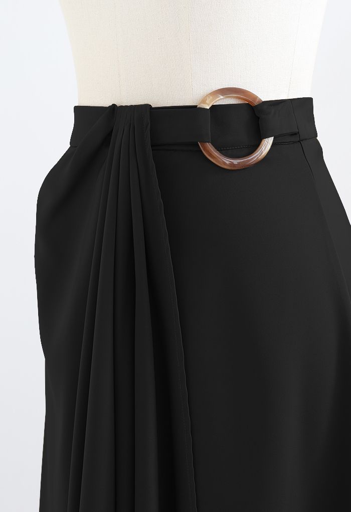Falda de satén asimétrica con solapa drapeada con junta tórica en negro