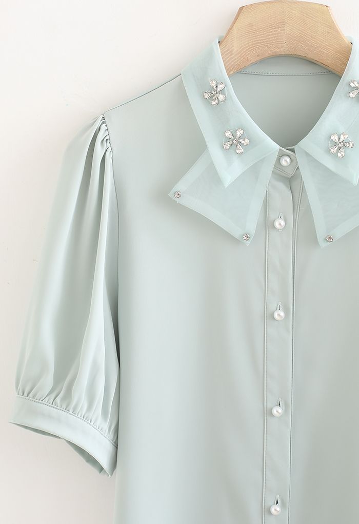 Camisa de satén con botones de flores de cristal en menta
