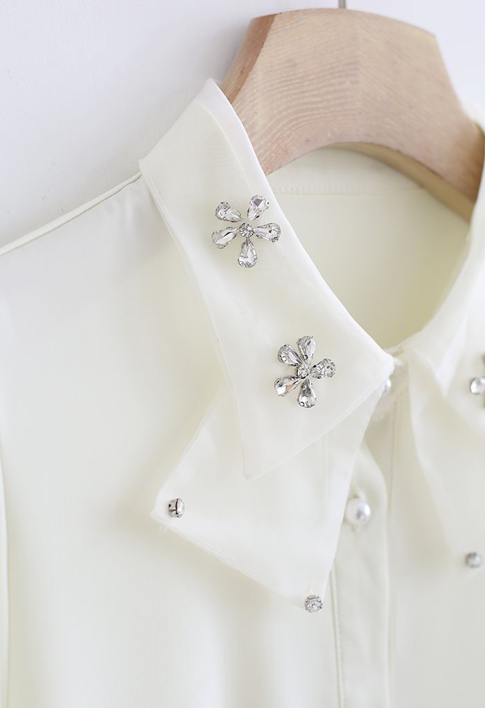 Camisa de satén con botones y flores de cristal en color crema