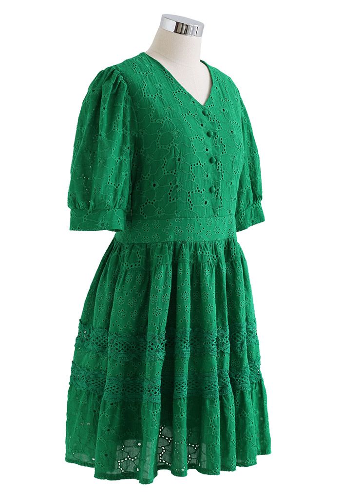 Vestido de algodón con ojales bordados y cuello de pico en verde