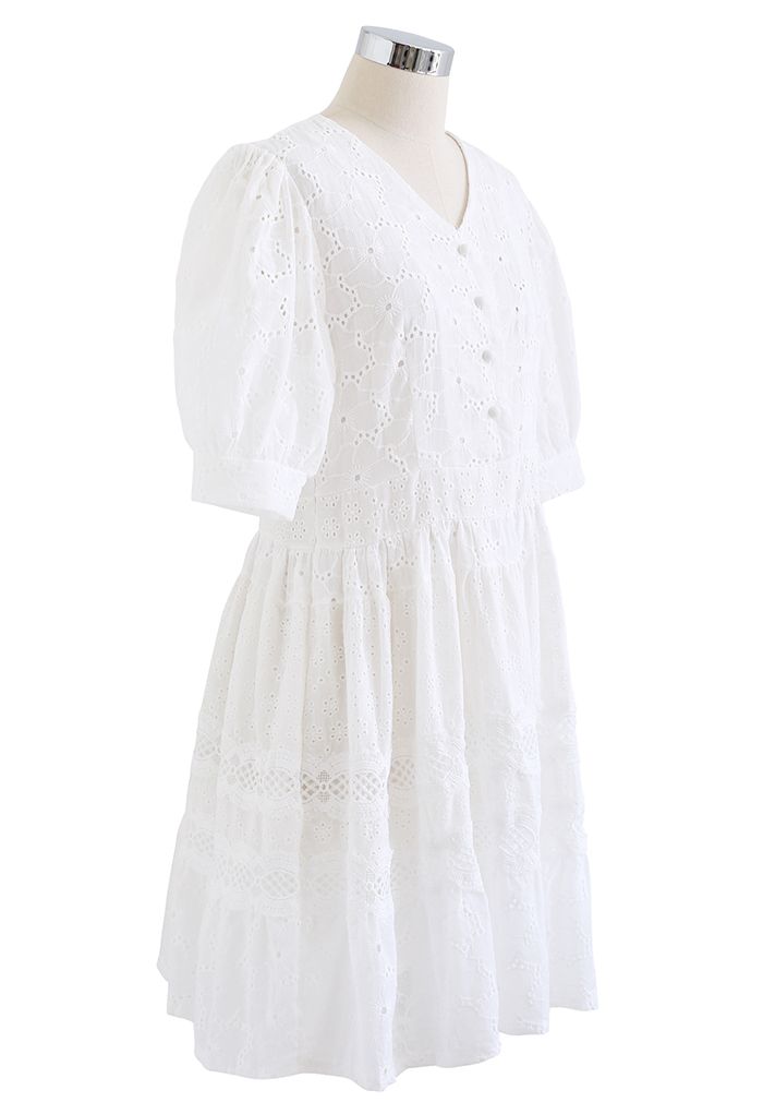 Vestido de algodón con ojales bordados y cuello de pico en blanco