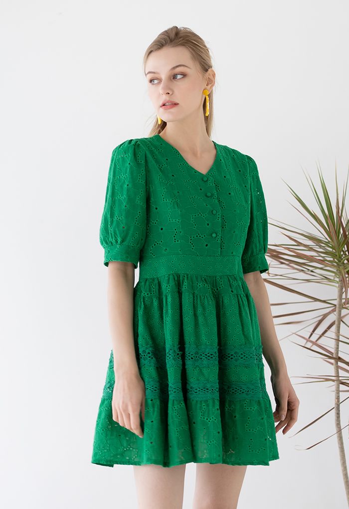 Vestido de algodón con ojales bordados y cuello de pico en verde