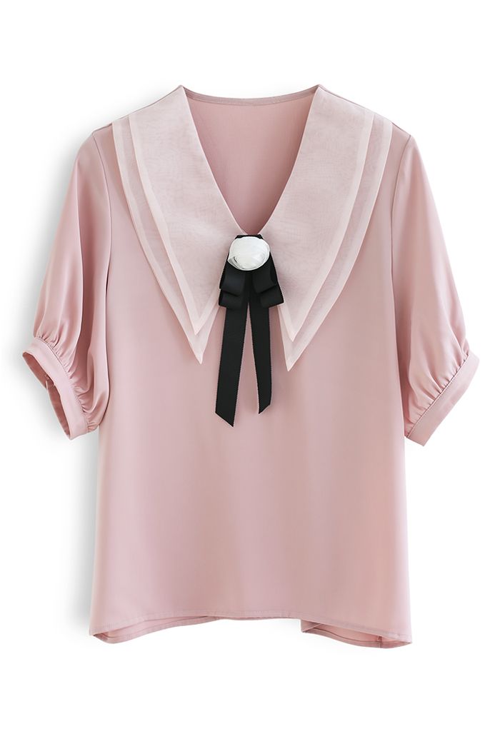 Camisa de raso con cuello de Organdí con broche de rosa en rosa