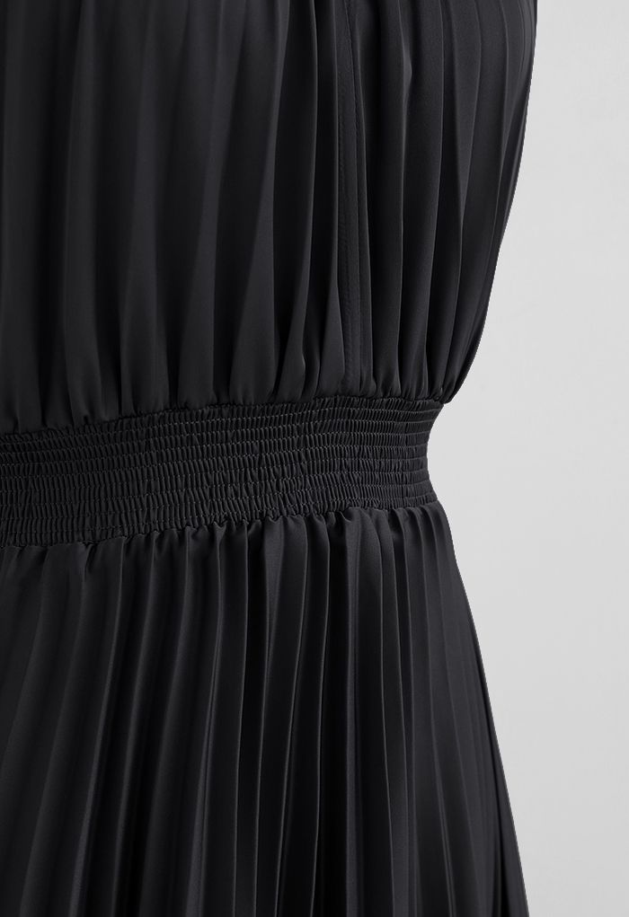Vestido maxi asimétrico plisado con cuello halter en negro