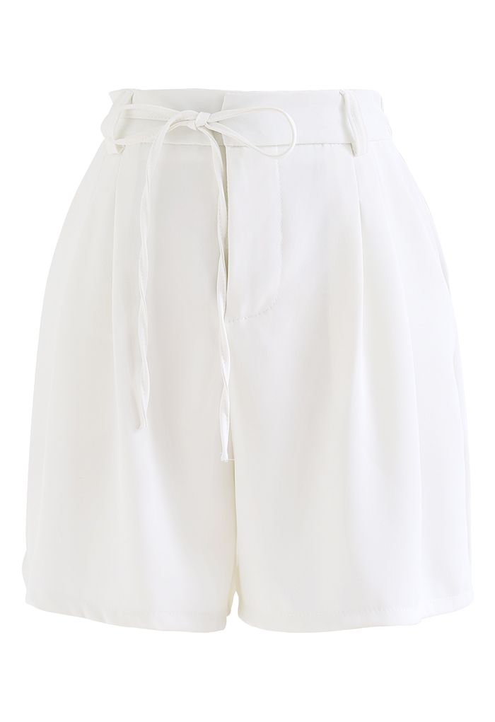 Shorts con bolsillo lateral con tiras que se atan en blanco