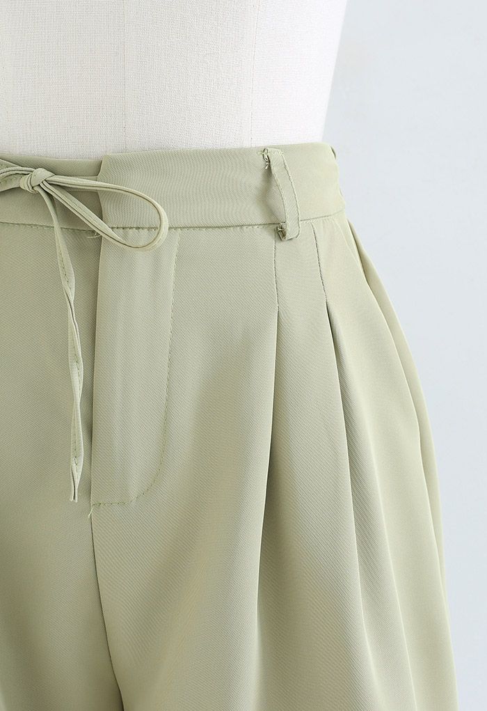 Shorts con bolsillos laterales con cordón autoajustable en verde guisante