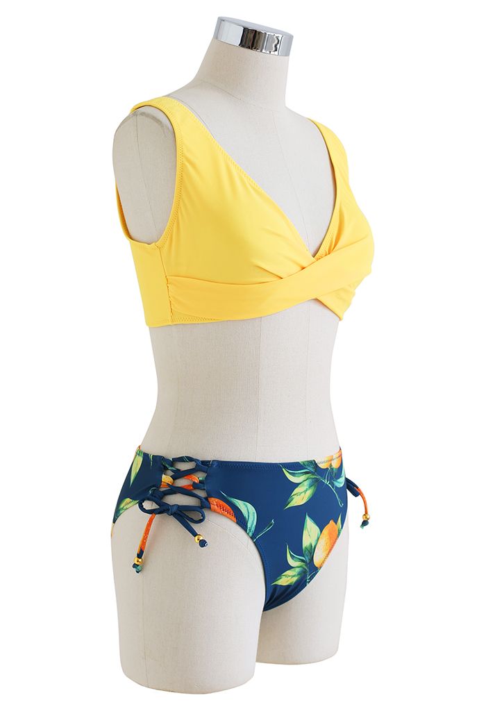 Conjunto de bikini con cordones cruzados en el frente en amarillo