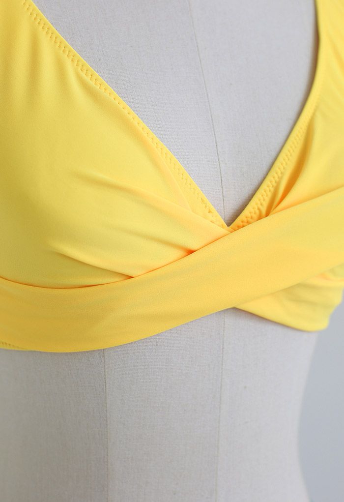 Conjunto de bikini con cordones cruzados en el frente en amarillo